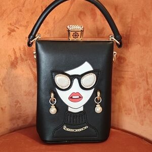 Chic Black Handbag with Fashionable Design